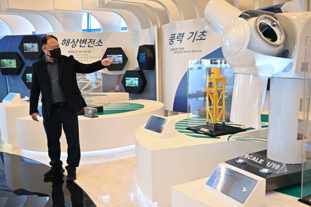 양인선 한국해상풍력 발전센터장이 13일 전북 고창군 상하면 실증센터에서 해상풍력 실증단지 사업 진행 현황에 대해 설명하고 있다. 고창=최주연 기자