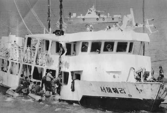 서해훼리호 선체에서 시신 등을 인양하기 위해 군경 합동구조단원이 선내로 투입되고 있다. 한국일보 자료사진