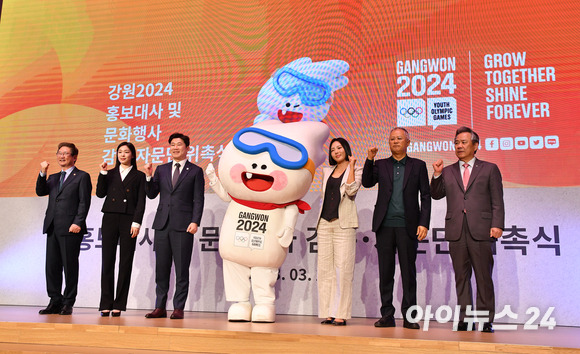 24일 오후 서울 송파구 올림픽파크텔에서 열린 '2024 강원 동계청소년올림픽대회 홍보대사 및 문화행사 감독·자문단 위촉식'에서 박보균 문화체육관광부 장관, 홍보대사 김연아, 진종오 조직위원장, 이상화 조직위원장, 송승환 자문위원, 이기흥 대한체육회장(왼쪽부터)이 기념촬영을 하고 있다. [사진=김성진 기자]
