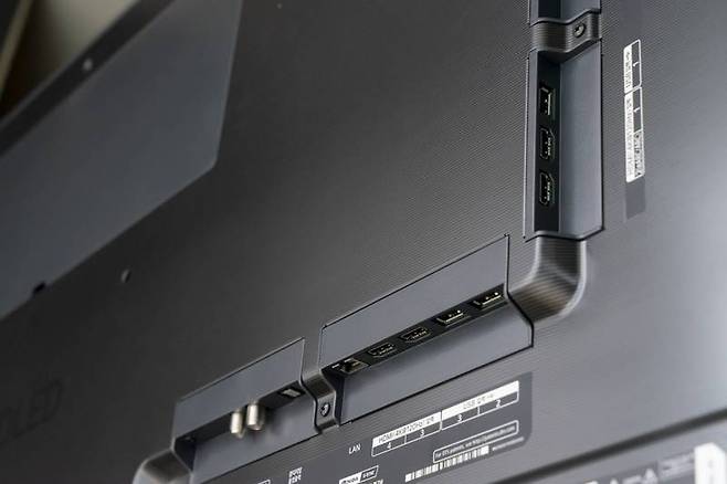 외부입력 인터페이스는 하단과 측면에 배치돼 있다. 총 네 개의 HDMI와 세 개의 USB, 랜 단자, 안테나 단자 등이 있다. 출처=IT동아