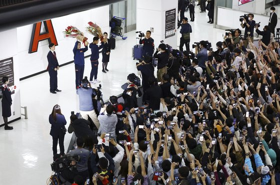 WBC 무대에서 통산 세 번째 우승한 일본야구 대표팀이 23일 귀국해 나리타국제공항 입국장에서 팬들의 환호에 답하고 있다. [AP=연합뉴스]