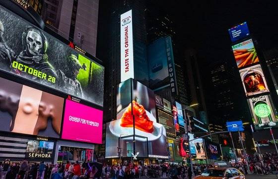 지난해 10월, 미국 뉴욕 타임스스퀘어의 대형 광고판에 한국의 아이콘 '김치' 영상이 올라왔다. 서경덕 성신여대 교수가 대상 '종가'와 의기투합해 만든 광고 영상이다. 사진 뉴스1