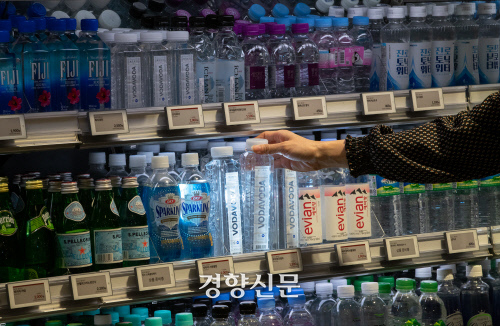 백화점 식품관에 진열된 다양한 물 제품을 한 소비자가 고르고 있다. 성동훈기자
