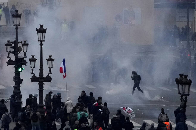 23일(현지시간) 프랑스 파리에서 연금개혁 반대 시위대를 향해 경찰이 쏜 최루탄으로 인해 도심에 연기가 자욱하다./AP연합뉴스