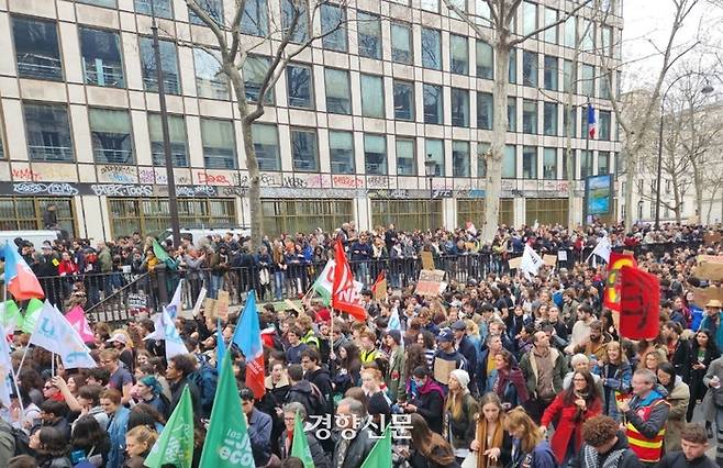 23일(현지시간) 연금개혁에 반대하는 대규모 시위대가 프랑스 파리 레퓌블리크 광장 인근을 행진하고 있다. /박은하 기자