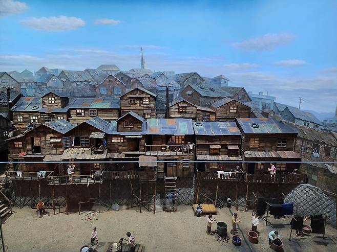 A miniature model of the shacks inside the Cheonggyecheon Museum (Hwang Dong-hee/The Korea Herald)