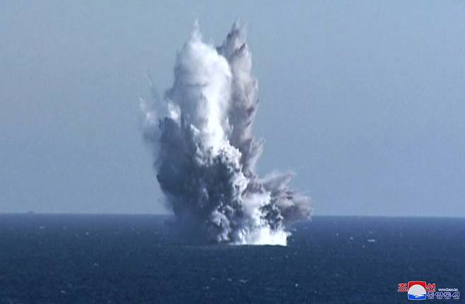 사진은 북측이 처음 공개한 핵무인수중공격정 '해일'의 수중 폭발 시험 모습.
조선중앙통신·연합뉴스