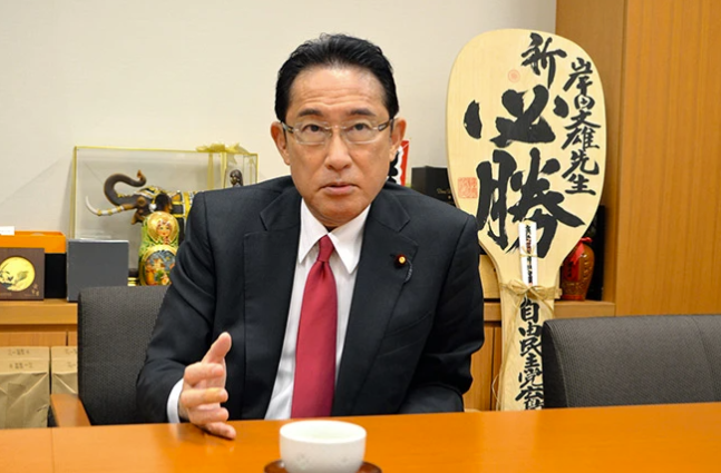 2020년 11월, 샤모지 주걱 앞에서 인터뷰 중인 기시다 후미오.[사진제공=아사히신문]