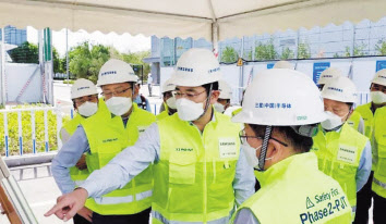 지난 2020년 5월 이재용 삼성전자 부회장(오른쪽에서 두번째)이 중국 산시성에 위치한 시안 메모리반도체 공장을 찾아 현장 점검을 하고 있다. [삼성전자 제공]