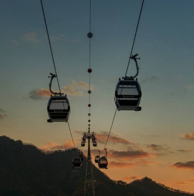 강원 춘천 삼악산 케이블카 모습. 이 케이블카를 운영하는 대명소노그룹 소노인터내셔널은 반려견 동반탑승 전용 캐빈을 만들었다. [춘천시 제공]