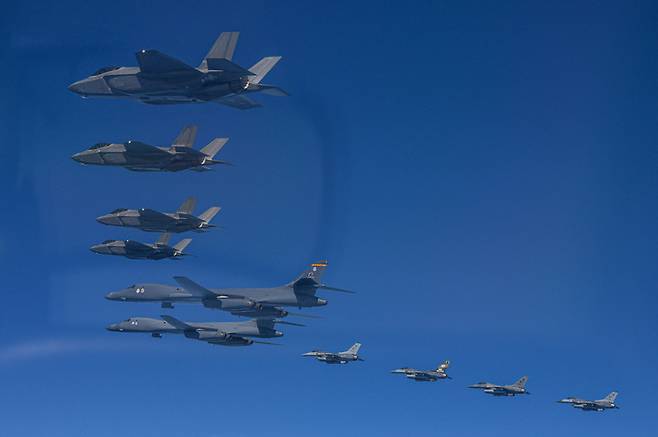[서울=뉴시스] 조수정 기자 = 한미 공군이 19일 한반도 상공에서 우리나라 F-35A 전투기와 미국 공군 B-1B 전략폭격기 및 F-16 전투기가 참여한 가운데 연합공중훈련을 하고 있다. (사진=국방부 제공) 2023.03.19.photo@newsis.com *재판매 및 DB 금지