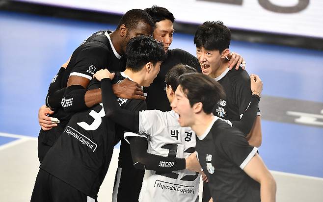 환호하는 현대캐피탈 선수들. 한국배구연맹