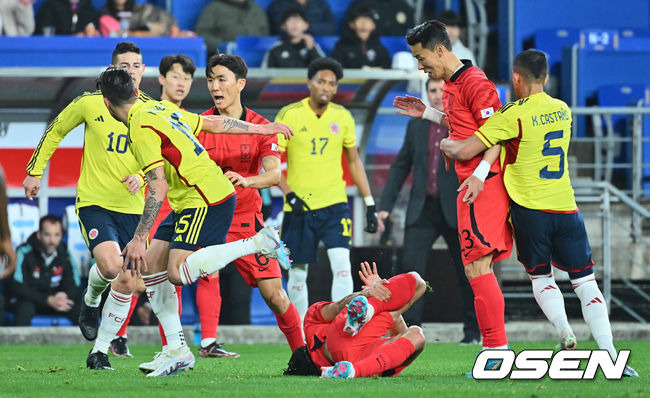 [OSEN=울산, 이석우 기자]대한민국 황인범이 파울을 범한 콜롬비아 선수와 대치하고 있다. 2023.03.24 / foto0307@osen.co.kr