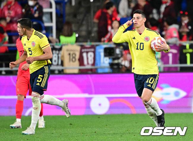 [OSEN=울산, 최규한 기자] 24일 울산 문수축구경기장에서 대한민국과 콜롬비아의 축구 국가대표 평가전이 열렸다. 후반 콜롬비아 하메스가 추격의 골을 작렬시킨 뒤 공을 들고 하프라인으로 향하고 있다. 2023.03.24 / dreamer@osen.co.kr