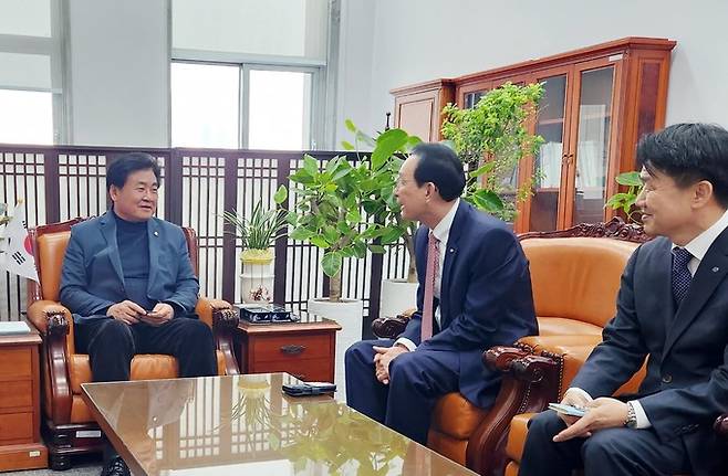 노동진 수협중앙회장 당선인(사진 가운데)이 소병훈 농해수위원장(사진 왼쪽)과 면담을 통해 수산업 보호 및 육성을 위한 국회차원의 지원을 요청했다.