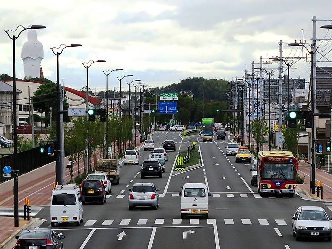 일본의 자동차 좌측통행. 출처=위키피디아