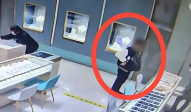 보이스피싱 등 사기 범죄로 천문학적인 불법 수익을 얻은 남성이 돈세탁을 위해 베이징 차오양구 왕징 일대의 금은방을 돌며 대량의 금괴를 사들였으나 덜미가 잡혀 공안에 구속됐다. 출처 웨이보