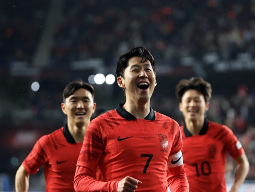 24일 오후 울산 문수축구경기장에서 열린 대한민국 대 콜롬비아 축구 대표팀의 평가전에서 손흥민이 득점 후 환호하고 있다. 연합뉴스