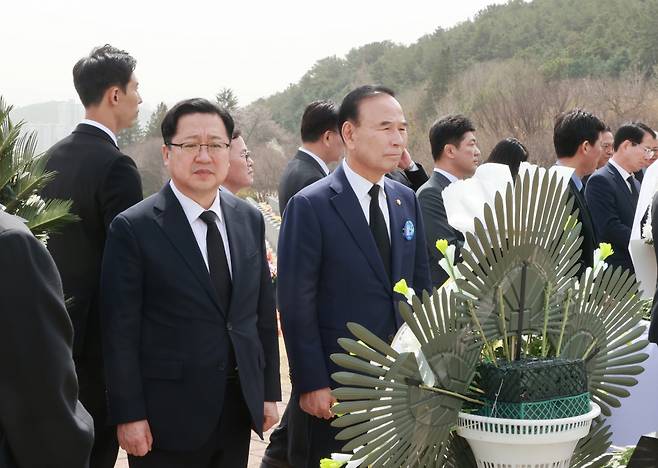 이장우 대전시장이 3월24일 국립대전현충원에서 열린 '제8회 서해수호의 날' 기념식에 참석해 서해 수호 전사자 묘역을 참배하고 있다. ⓒ대전시