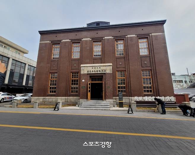 1920년 우리 민족 자본에 의해 세워진 호남은행 목포지점은 현재 리모델링돼 ‘목포 대중음악의 전당’으로 변신했다. 사진|강석봉 기자