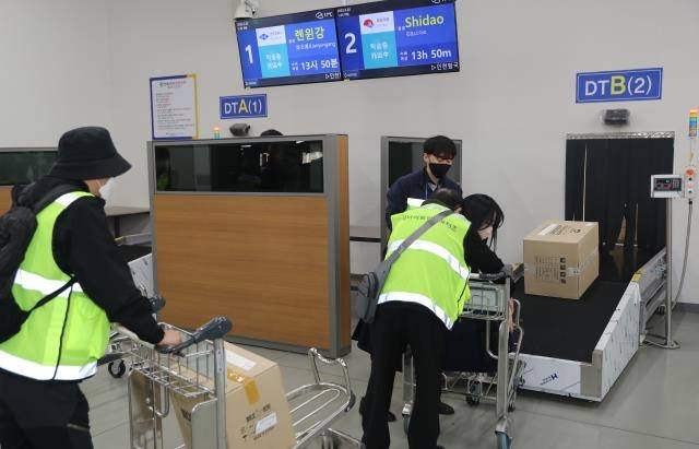 수하물 탁송하는 가상 여객들 [촬영 홍현기]