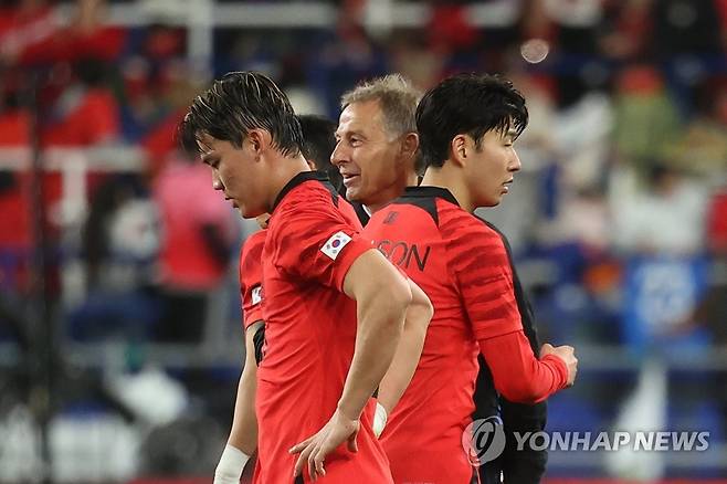 손흥민 격려하는 클린스만 감독 (울산=연합뉴스) 신현우 기자 = 24일 오후 울산 문수축구경기장에서 열린 대한민국 대 콜롬비아 축구 대표팀의 평가전을 마친 위르겐 클린스만 감독이 멀티골을 넣은 손흥민을 격려하고 있다. 2023.3.24 nowwego@yna.co.kr