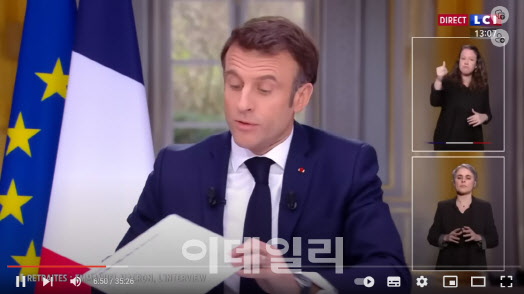 에마뉘엘 마크롱 프랑스 대통령이 생방송 도중 손목시계를 풀어서 논란이 일었다.(사진=LCI 유튜브 캡쳐)