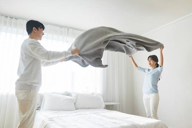 따뜻한 침구류는 알레르기 비염과 피부염 등을 유발하는 집먼지진드기가 번식하기 좋은 환경이다. [사진=게티이미지뱅크]