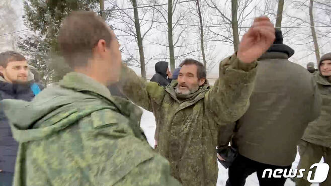 4일(현지시간) 러시아와 우크라이나 전쟁 중 포로 교환으로 풀려난 러시아 군이 기뻐하고 있다. ⓒ 로이터=뉴스1 ⓒ News1 우동명 기자
