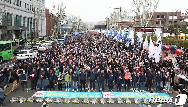 25일 서울 종로구 대학로에서 열린 민주노총 2023 투쟁선포대회에서 양경수 위원장 및 참석자들이 윤석열 정부를 규탄하는 메시지가 적힌 피켓을 들고 구호를 외치고 있다. (공동취재) 2023.3.25/뉴스1 ⓒ News1 임세영 기자