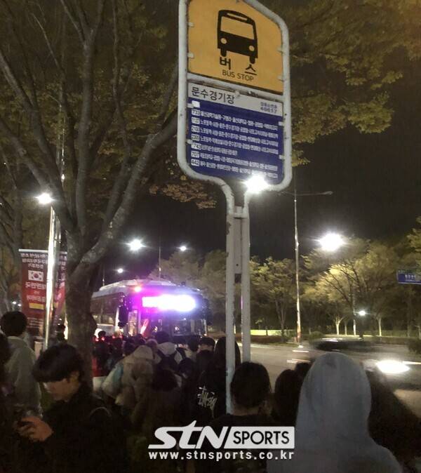 춥고 아찔했던 대한민국vs콜롬비아 경기 이후 문수 경기장 앞 버스 정류장. 사진┃이형주 기자(울산)