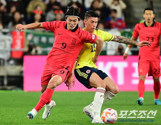 클린스만 감독이 이끄는 축구국가대표팀과 콜롬비아의 평가전이 24일 울산문수경기장에서 열렸다. 대한민국 조규성이 콜롬비아 수비수와 볼을 다투고 있다. 울산=최문영 기자 deer@sportschosun.com/2023.03.24/