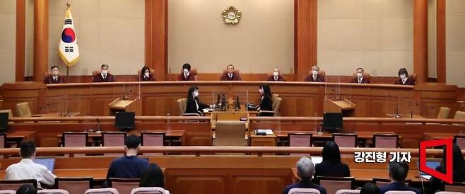 23일 서울 종로구 헌법재판소에서 유남석 헌법재판소장이 헌법재판관들과 함께 자리하고 있다. 사진=강진형 기자aymsdream@