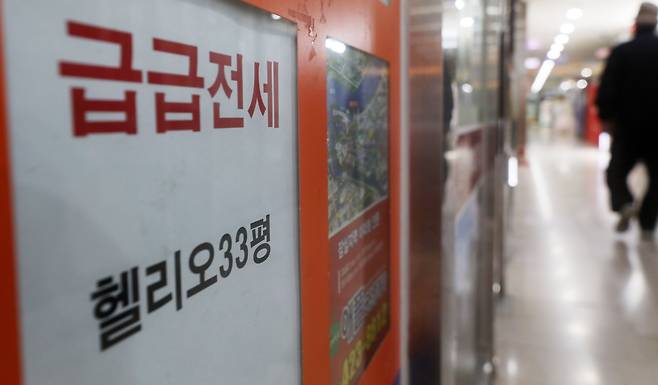 일부 지역에서 저가 매물이 거래되면서 집값 반등을 기대하는 전망도 나온다. 그러나 전문가들은 집값이 본격적으로 상승세로 전환하기 위해서는 전세가격의 반등이 전제되어야 한다는 주장을 한다. 사진은 중개업소 사무실에 붙어 있는 전세매물 안내문, /뉴시스