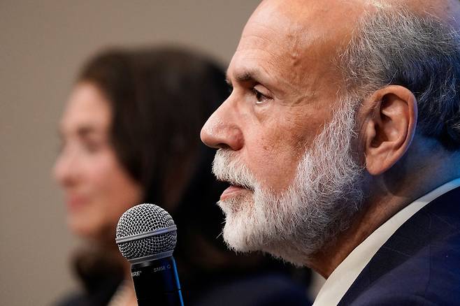 작년 10월 미국 워싱턴DC 브루킹스연구소 콘퍼런스에 참석한 벤 버냉키 전 연준 의장의 모습. 그는 연준 의장 재직 당시 '헬리콥더 벤'이라고 불릴 정도로 양적완화 정책을 펼쳤고, 월가 금융이관의 구원자가 됐다. /로이터 뉴스1