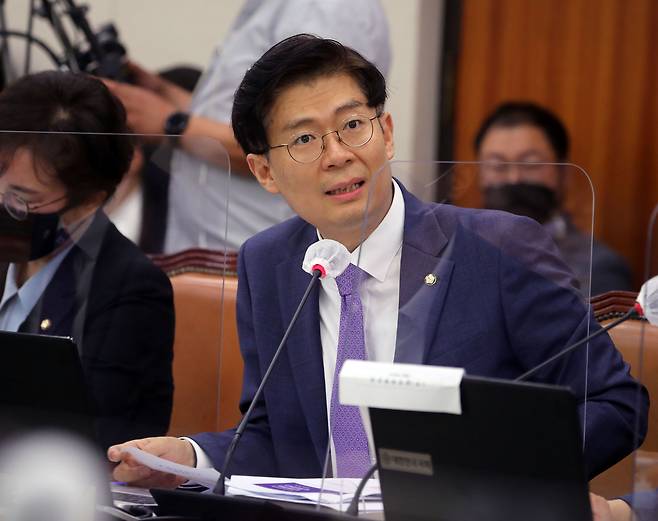 조정훈 시대전환 의원이 작년 10월 4일 국회 국정감사에서 질의하고 있다. /뉴스1