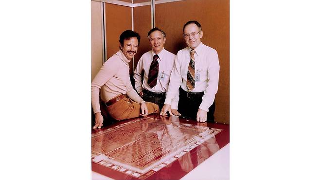 고든 무어(맨 오른쪽)와 로버트 노이스(가운데) 앤디 그로브가 웃고 있다. 이들은 인텔 창업자 트로이카로 불렸다. /인텔