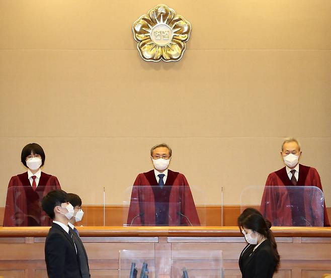 유남석 헌법재판소장을 비롯한 헌법재판관들이 26일 서울 종로구 헌법재판소 대심판정에 입장하고 있다. /뉴스1