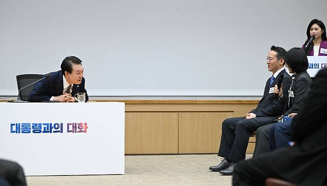 윤석열 대통령이 지난달 7일 정부세종청사에서 열린 '대통령과의 대화' 행사에서 공무원들과 대화하고 있는 모습.  이 행사에는 MZ세대 70명을 포함한 공무원 150여명이 참석했다. /대통령실