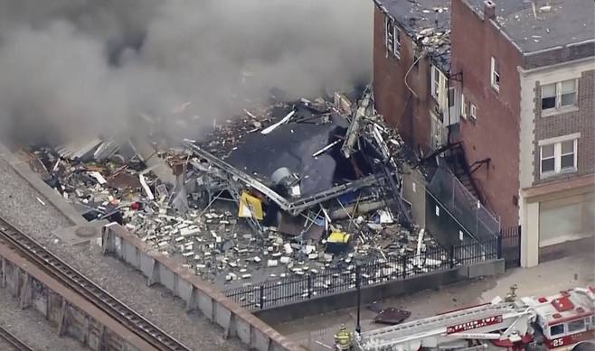 24일(현지 시각) 미국 펜실베이니아주 웨스트 리딩 지역에 위치한 R.M 팔머컴퍼니의 초콜릿 공장에서 폭발 사고가 발생해 건물이 완전히 무너졌다./AP 연합뉴스
