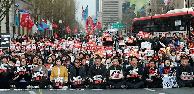 더불어민주당 이재명 대표와 박홍근 원내대표, 정의당 이정미 대표, 양경수 민주노총 위원장 등이 25일 오후 서울시청 인근에서 열린 '대일 굴욕외교 규탄 범국민대회'에서 구호를 외치고 있다. /뉴스1
