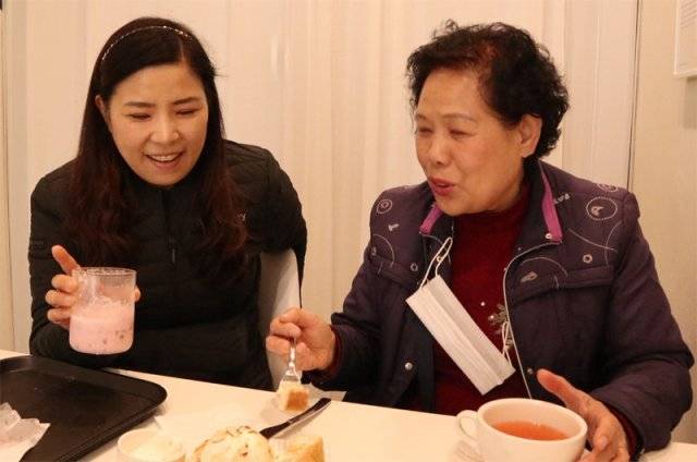 아파트 단지 앞 카페에서 함께한 모녀의 모습. 정 씨는 비싼 커피 값에 거부감이 심했지만 차차 카페란 단란하게 대화할 수 있는 시간을 사는 곳이라는 딸의 설명에 수긍하게 됐다고 한다.
