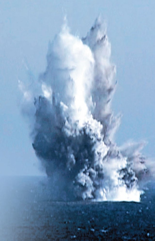 북한이 발사한 ‘핵어뢰’가 수중폭발해 물기둥을 크게 일으키는 장면. AP 뉴시스