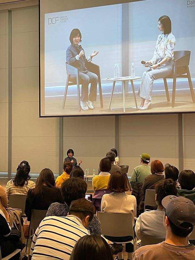 24일, 서울 대신증권에서 열린 '제9회 대신크리에티브포럼'에서 박해영 작가가 대담을 진행하고 있다.