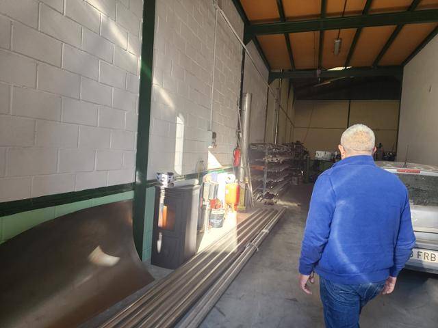 스페인 마리날레다 옆 도시인 헤레라에서 호세 안토니오 캐피탄이 자신의 사업장을 보여주고 있다. 그는 "마리날레다에서 사업을 했으나 갑작스럽게 쫓겨났다"고 말했다. 헤레라(스페인)=신은별 특파원