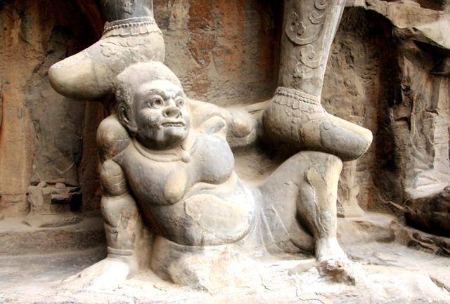 용문석굴 봉선사의 천왕에 짓밟힌 야차 조각. ⓒ최종명