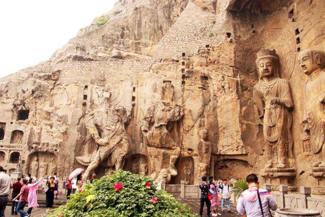 용문석굴 봉선사의 머리가 파괴된 천왕과 역사 조각. ⓒ최종명