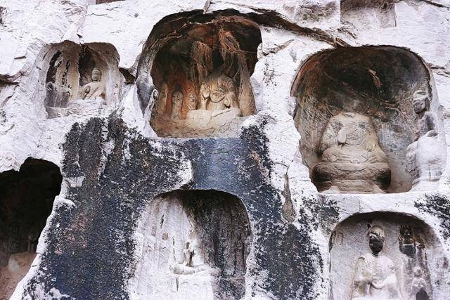 용문석굴의 불감과 훼손된 불상. ⓒ최종명