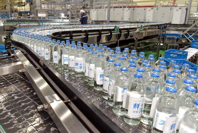2일 대전 서구 충청권 주류업체 맥키스 컴퍼니의 소주 공장에서 국내 최저 14.9도 선양소주가 생산되고 있다. 맥키스 컴퍼니 제공