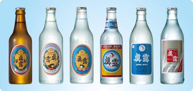 하이트진로의 예전 소주 '진로' 제품들. 도수가 35도에 달했던 1920년대(왼쪽) 제품부터 순서대로 1955년, 1965년, 1967년, 1975년, 1984년 제품이다. 1970년대 들어서는 진로의 도수가 25도로 내려왔다. 하이트진로 제공